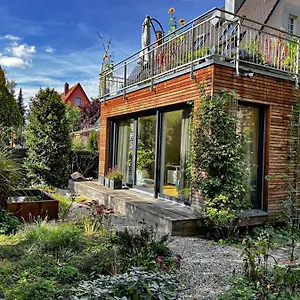 Luxomes: Design - Near Airport Apartment